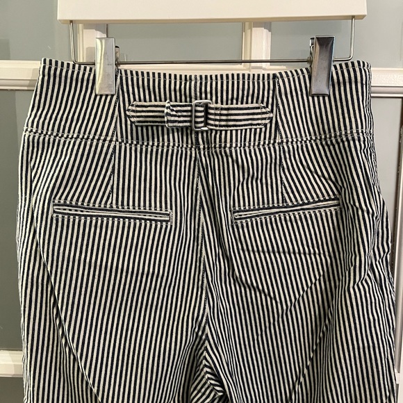 Gap high waist button front capris size 8. - Picture 3 of 5